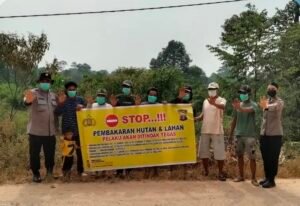 Tim Satgas Karhutla Mabes Polri Bersama Polres Berau Edukasi Warga, Bagikan Masker dan Tegaskan Larangan Bakar Lahan