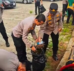 Kapolres Berau Pimpin Aksi Green Policing di Dermaga Sanggam, Ajak Masyarakat Jaga Kebersihan Lingkungan